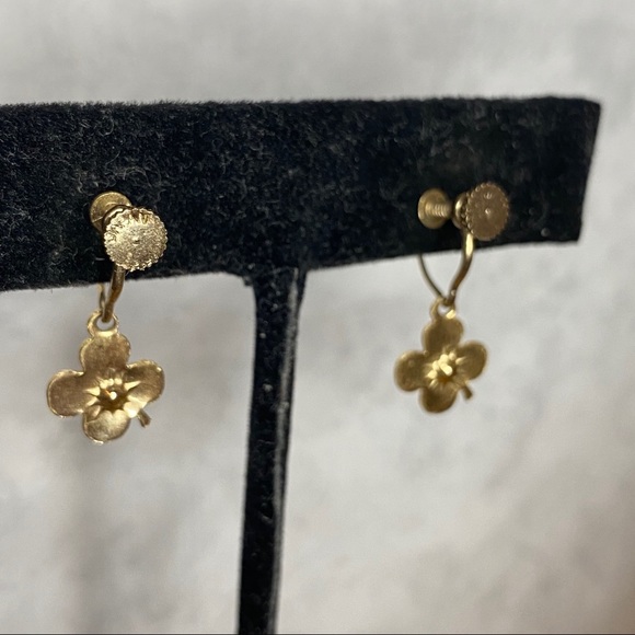 Vintage Japan Gold Flower w/Red Crystal Screw Back - Picture 4 of 7